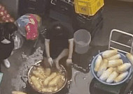 발 닦은 수세미로 무 '벅벅'…서울 방배동 족발집이었다