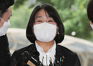 '사기ㆍ횡령' 윤미향 첫 법정 출석…"성실히 임할 것"