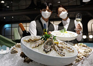 [포토] 신세계 강남점 "여름에도 신선한 굴 요리 즐기세요"