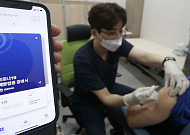확진자 절반이 ‘돌파감염’…오늘부터 50대도 맞는 ‘부스터샷’ 효과는?