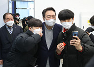 윤석열 "청년정치, 민주주의 발전에 중요"…정작 이준석과 소통은 '뒷전'