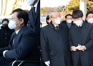 새해 첫날 현충원서 이재명 ‘함께’·윤석열 ‘소외’