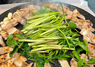 '생방송 투데이' 오늘방송맛집 - 자족식당, 봄의 전령 미나리 삼겹살이 시작됐다! '봄○○○'…미나리 삼겹살 대박 비결은?
