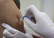 3명중 1명 코로나19 확진인데 백신 3차접종 효과 있을까