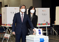 김명수 대법원장, 배우자 함께 투표…‘사전투표 논란’ 즉답 피해