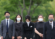 “무속인 아냐” 해명에도…김건희 여사 수행 여성 논란 계속