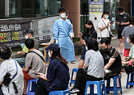 60대 이상도 안 맞는 4차 접종, 50대는 맞을까