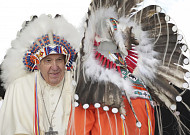 교황, 캐나다 원주민 아동학살 사죄...생존자에는 손등 키스