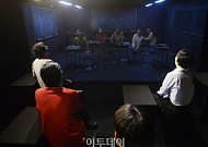 [포토] 거울을 활용한 관객 참여형 작품 '잃어버린 교실'