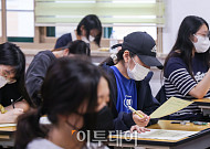 해외는 하나둘 실내 마스크 벗는데…국내도 해제 가능할까