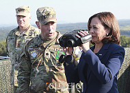 [포토] 해리스 부통령, 북한 바라보며