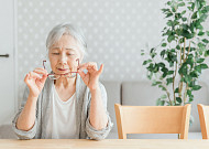 시력과 치매의 연관성 &quot;백내장 등 안과 질환 적극 치료해야&quot;