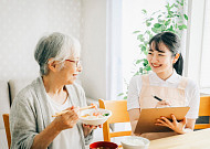 정부, 노인의 계속 거주 위한 '장기요양 재택의료' <b>지원</b> 나서