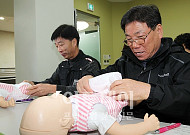 [포토]기저귀 채우기 '쉽지않네~'