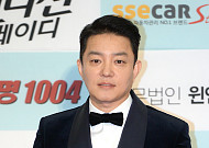 이윤진, 남편 이범수 갑질 논란에 심경…"카더라 통신 던져대는 학생들 두려워"