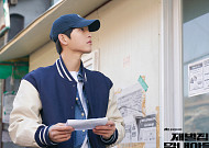 [이슈크래커] ‘재벌집 막내아들’ 송중기 ‘헐렁이 패션’ 유행 조짐…뉴트로 유행 직격