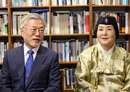 尹, 문재인 전 대통령에 생일 축하 난 전달…文 답례품은 멸치‧미역