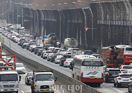 “귀경 방향 혼잡 극심”, 부산→서울 6시간10분…설 연휴 정체 지속