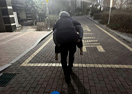 "누군 내쫓고 누군 업어줘"…부산경찰 미담 '역풍'