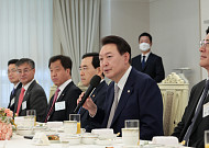 尹, 바라카원전 기업인들 만나 “UAE 300억불 여러분 덕”