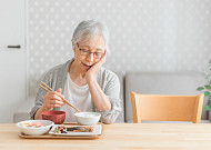 ‘혼밥’ 노인, 더 빨리 늙는다… 우울감이 주요 원인