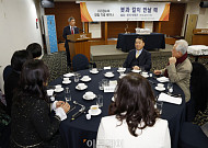 [포토] 겸수회 세미나 사회보는 임철순 주필