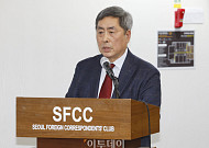 [포토] 겸수회 사단법인 창립 기념 세미나에서 사회보는 임철순 주필