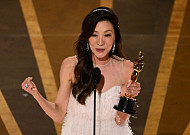 양자경, 亞 최초 아카데미 여우주연상..."전성기 지났단 말 믿지 말라"