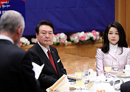 재일동포 만난 尹 대통령 "미래지향적 한일 관계에 큰 힘 될 것"