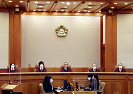 "미혼부 출생신고 어려운 현행법은 위헌"…헌재, 헌법불합치 선고