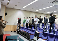 고민정 대학 특강, 학생 100명이 의자 위에 올라간 이유