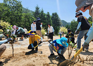 두나무, 임직원과 함께 탄소 중립 위한 나무심기 봉사활동