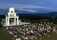 [포토] 안다르, '별빛이 내리는 요가' 시선집중