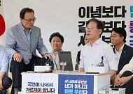 이재명 단식천막 찾은 이해찬 “헌법 체계 무너뜨린 尹...큰 결단 李”