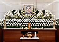 故 변희봉 빈소 찾은 봉준호 감독과 송강호…"감탄을 준 선배였다"