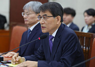 [국감 하고 잇슈] "보안미흡·특혜채용 송구"…고개숙인 선관위장