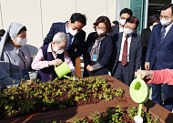 [포토] 강동실버케어센터 찾은 오세훈 시장