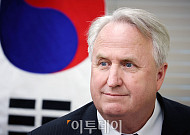 거침없는 인요한 혁신위..."5·18 묘지부터 간다"