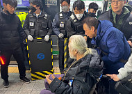 서울교통공사 "전장연 지하철 시위대 역사 진입 차단…강경 대응"