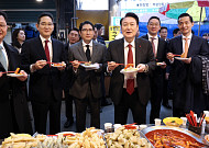 윤석열 대통령, 이재용·구광모 등 재계 총수와 떡볶이 타임 [포토]