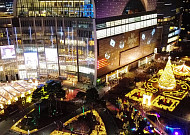 ‘19m 트리·회전 목마·마켓’ 크리스마스 새 성지 된 롯데월드타워·몰