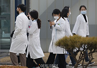 의대 증원 반대 앞장서는 젊은 의사들…고령일수록 증원 ‘찬성’↑