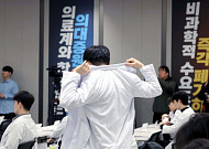 “암 수술이요? 기다리세요”...의사가 병원을 떠나자 벌어진 일들 [이슈크래커]