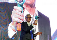 "최초로 韓서 신제품 첫 출시"…다이슨 창업자 새 헤어드라이어 직접 소개
