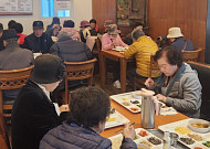 "밥 먹는 김에 마실가니 좋네"…어르신 마음 잡은 따뜻한 한 끼 [區석區석-마포구 효도밥상]
