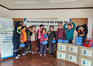 포스코퓨처엠, 노인복지시설에 폐근무복 재활용해 만든 의료키트 기부