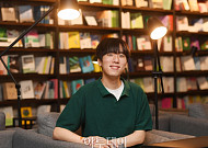 황인찬 시인, '천상병시문학상' 수상…"삶을 견딜 수 없어 문학 시작"