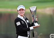 박민지, 장하나 제치고 KLPGA 통산 상금 1위…통산 최다 우승 기록도 정조준