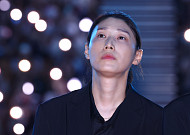 '국대 은퇴' 김연경, 태극마크 보내며 눈물…6천여명 환호 속 뜨거운 안녕