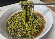 “초록색 면에서 녹차 향이”…싱그러움 담은 면사랑 ‘녹차 메밀 소바’ [맛보니]